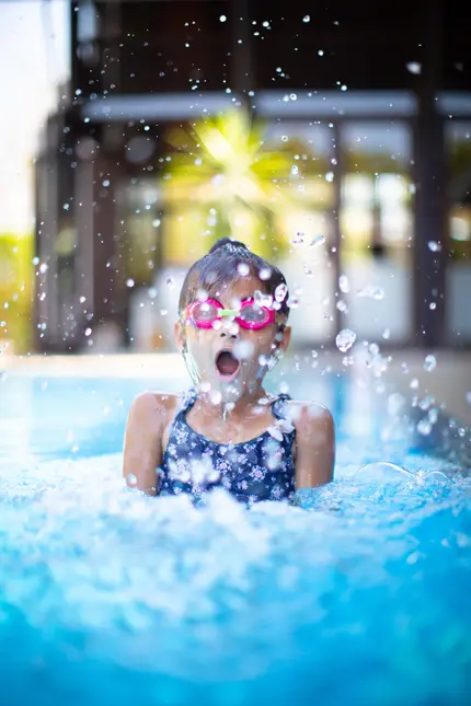 Mädchen mit Taucherbrille beim Baden im Pool